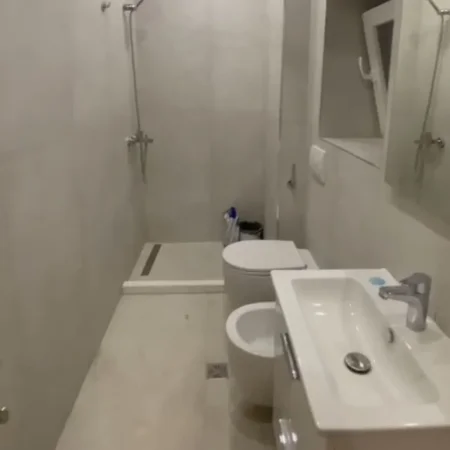 Tirane, jepet me qera zyre Kati 2, 93 m² 900 € (Rruga e Kavajes)