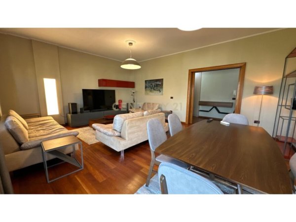Tirane, jap me qera apartament 3+1+2 , 164 m² 1.500 € (Rruga e Kosovarëve)