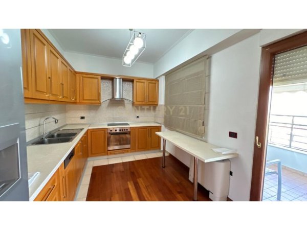 Tirane, jap me qera apartament 3+1+2 , 164 m² 1.500 € (Rruga e Kosovarëve)