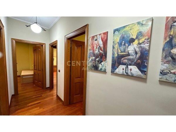 Tirane, jap me qera apartament 3+1+2 , 164 m² 1.500 € (Rruga e Kosovarëve)