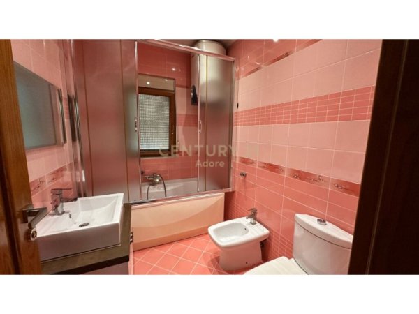 Tirane, jap me qera apartament 3+1+2 , 164 m² 1.500 € (Rruga e Kosovarëve)