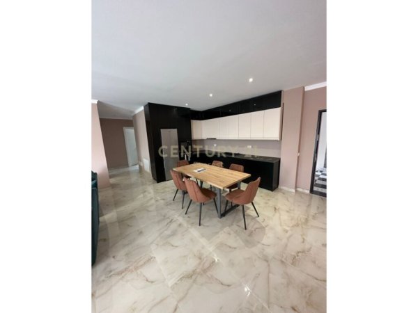 Tirane, jepet me qera apartament 3+1 Kati 3, 130 m² 1.200 € (Rezidenca Lake Land farke)