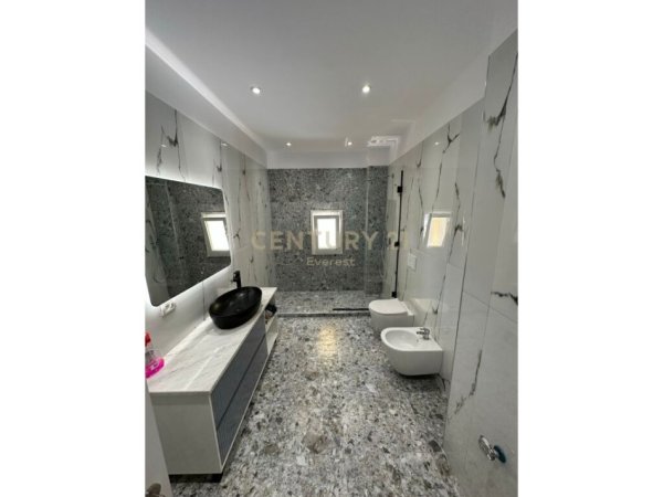 Tirane, jepet me qera apartament 3+1 Kati 3, 130 m² 1.200 € (Rezidenca Lake Land farke)