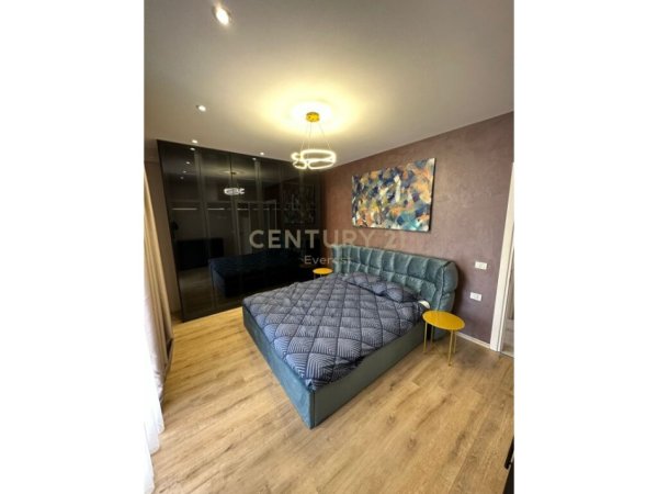 Tirane, jepet me qera apartament 3+1 Kati 3, 130 m² 1.200 € (Rezidenca Lake Land farke)