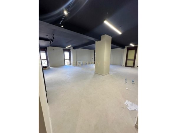 Tirane, jap me qera zyre , 150 m² 2.000 € (Sheshi Skënderbej (Qendër))