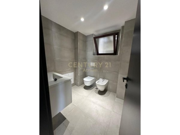 Tirane, jap me qera zyre , 150 m² 2.000 € (Sheshi Skënderbej (Qendër))