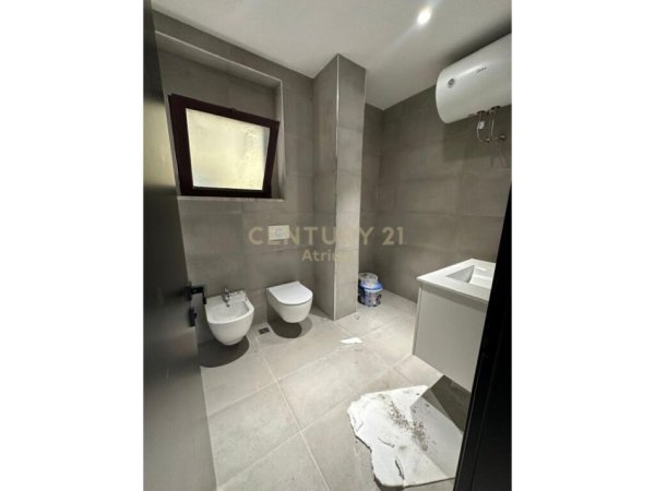 Tirane, jap me qera zyre , 150 m² 2.000 € (Sheshi Skënderbej (Qendër))