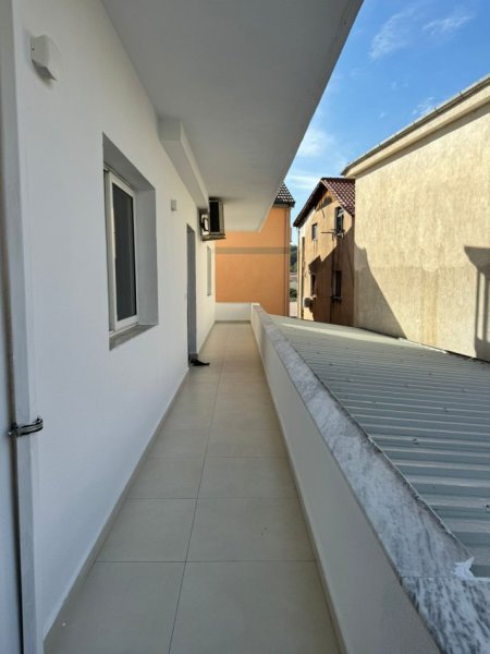 Tirane, jepet me qera apartament 3+1+Ballkon Kati 2, 100 m² 550 € (Rruga Pjeter Budi)