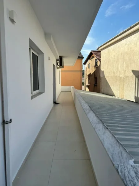 Tirane, jepet me qera apartament 3+1+Ballkon Kati 2, 100 m² 550 € (Rruga Pjeter Budi)