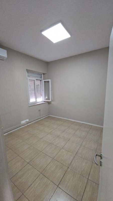 Tirane, jepet me qera ambjent biznesi Kati 3, 140 m² 1.200 € (Bllok)