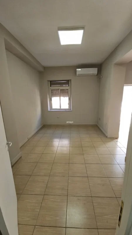 Tirane, jepet me qera ambjent biznesi Kati 3, 140 m² 1.200 € (Bllok)