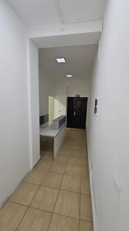 Tirane, jepet me qera ambjent biznesi Kati 3, 140 m² 1.200 € (Bllok)