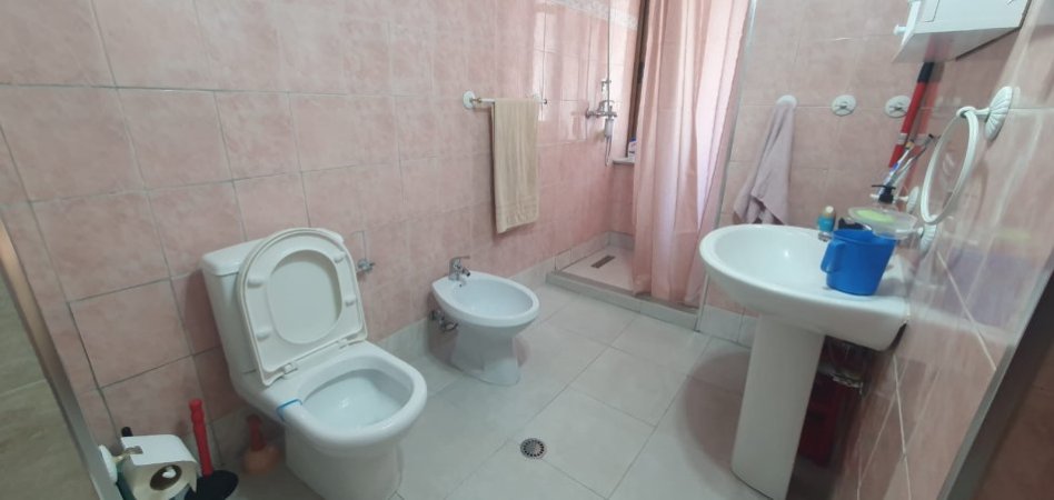 Tirane, jepet me qera apartament 2+1+Aneks+Ballkon Kati 1, 100 m² 700 € (Mine Peza)