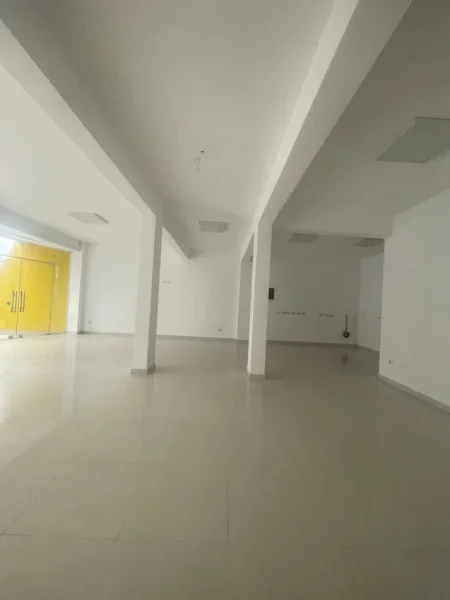 Tirane, jepet me qera Kati 2, 228 m² 2.000 € (Don Bosko)