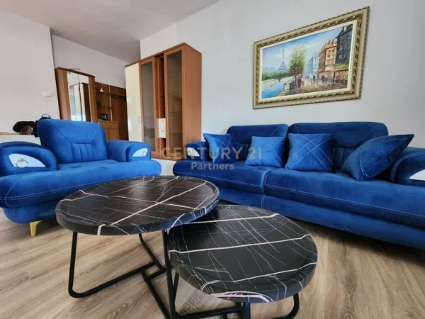 Tirane, jepet me qera apartament 2+1+Aneks+Ballkon Kati 4, 117 m² 700 € (KOMPLEKSI KOLOMBO)