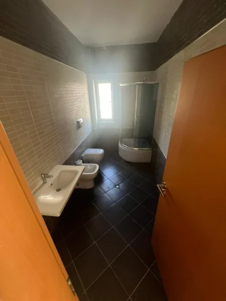 Tirane, shitet Vile 3+1 Kati 3, 530 m² 650.000 € (Liqeni Thate)