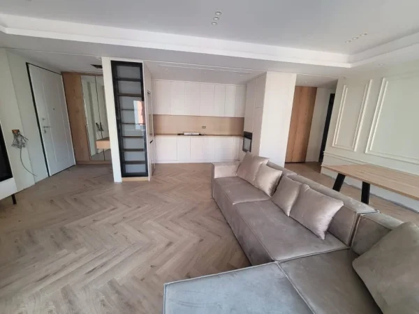 Tirane, jepet me qera apartament 2+1+Ballkon Kati 5, 115 m² 1.500 € (Rruga e Kavajes, Delijorgji)