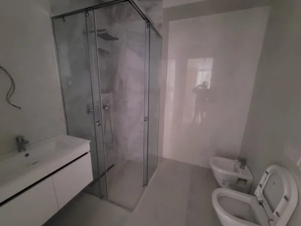 Tirane, jepet me qera apartament 2+1+Ballkon Kati 5, 115 m² 1.500 € (Rruga e Kavajes, Delijorgji)