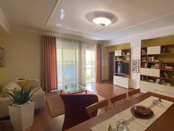 Tirane, jepet me qera apartament 2+1+Aneks+Ballkon Kati 4, 176 m² 1.600 € (Bllok)