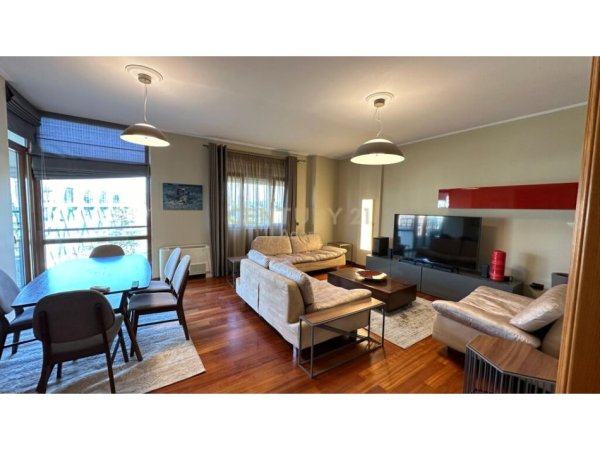 Tirane, jepet me qera apartament 3+1+Aneks+Ballkon Kati 4, 164 m² 1.500 € (KOMPLEKSI DINAMO)