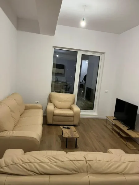 Tirane, jepet me qera apartament 2+1 Kati 4, 95 m² 450 € (Ali Demi)