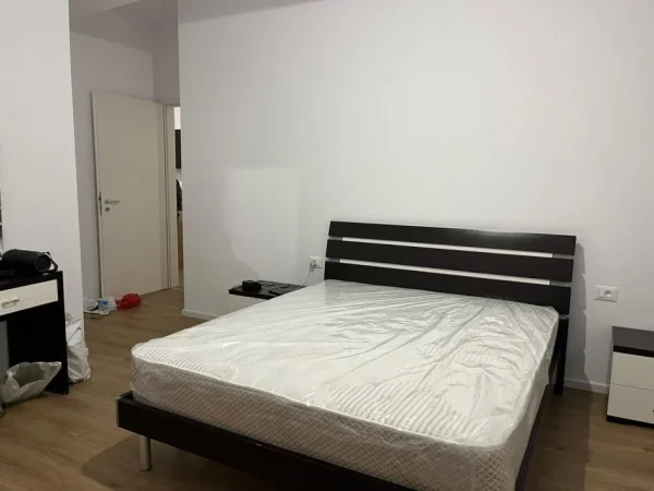 Tirane, jepet me qera apartament 2+1 Kati 4, 95 m² 450 € (Ali Demi)