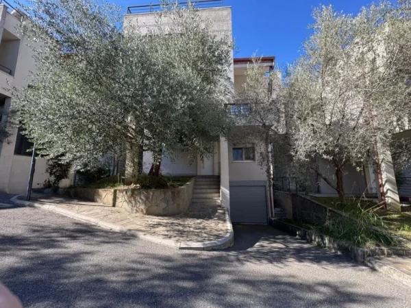 Tirane, jepet me qera Vile 3 Katshe Kati 3, 431 m² 2.500 € ("Sunrise Residence", TEG Tirana, Albania)
