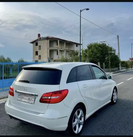 Kavaje, shes makine Mecedes b class Nafte, e bardhë manuale Kondicioner 189.000 km 8.200 €