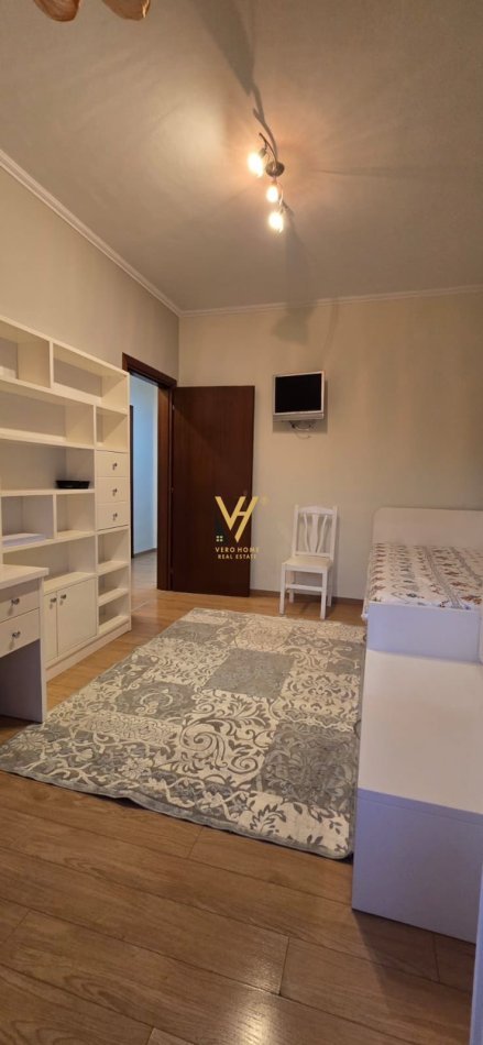 Tirane, jepet me qera apartament 2+1+Ballkon Kati 7, 100 m² 750 € (PAZARI I RI)