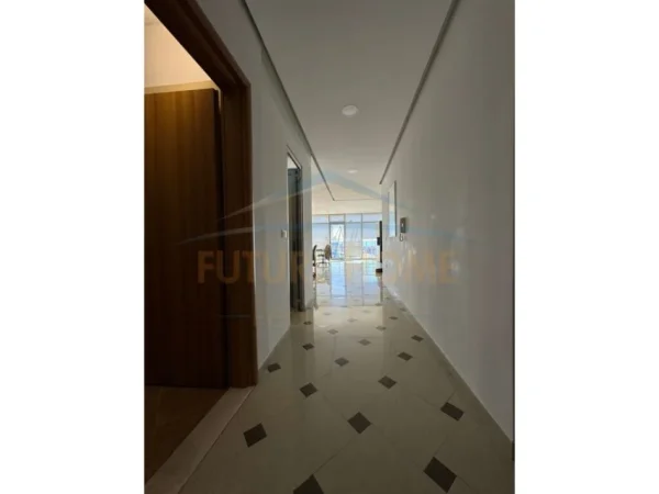 Durres, jepet me qera ambjent biznesi Kati 7, 120 m² 900 € (Fly,Vollga)