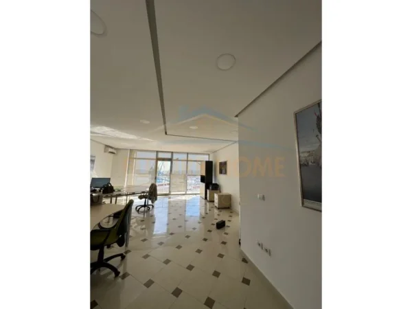 Durres, jepet me qera ambjent biznesi Kati 7, 120 m² 900 € (Fly,Vollga)