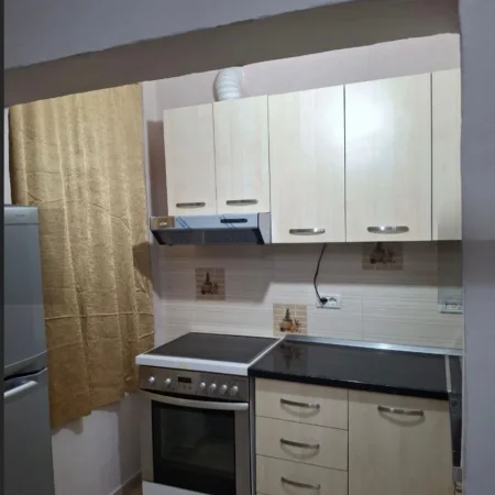 Tirane, jepet me qera apartament 1+1 Kati 1, 55 m² 450 € (Medrese)