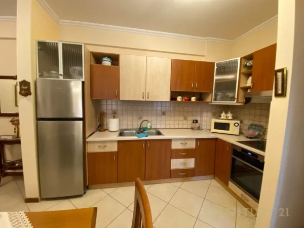 Tirane, jepet me qera apartament 1+1+Ballkon Kati 4, 64 m² 600 € 