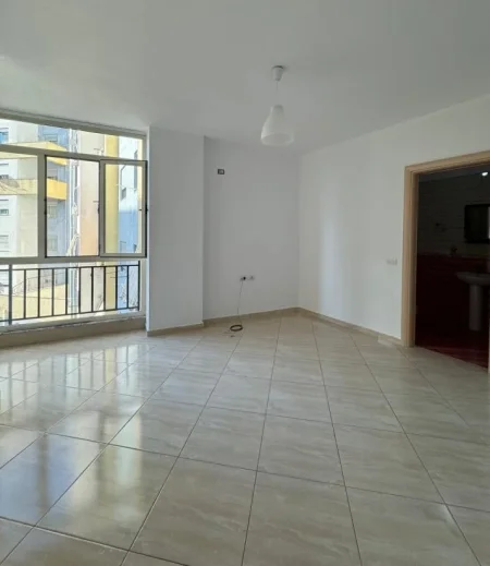 Tirane, jepet me qera zyre Kati 2, 117 m² 450 € (astir)