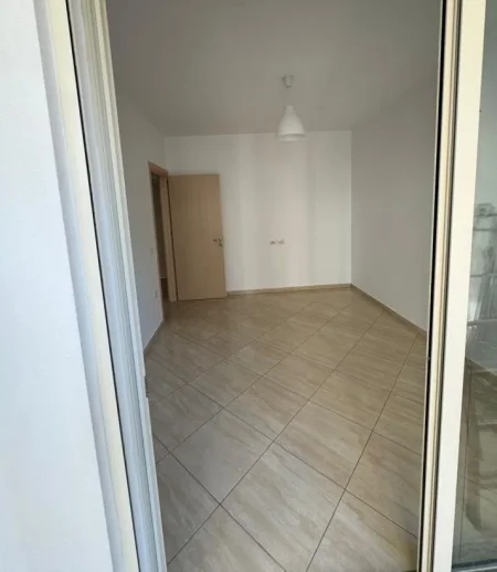 Tirane, jepet me qera zyre Kati 2, 117 m² 450 € (astir)