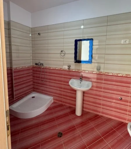 Tirane, jepet me qera zyre Kati 2, 117 m² 450 € (astir)
