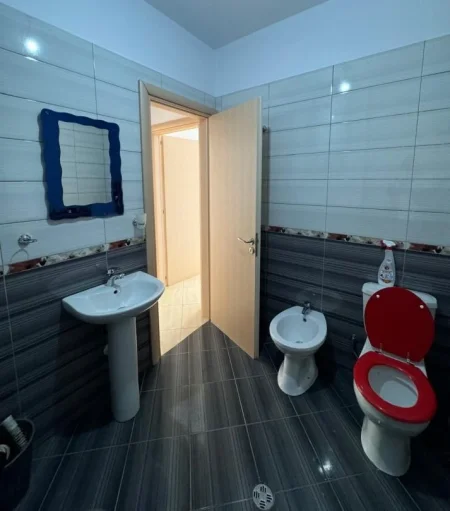 Tirane, jepet me qera zyre Kati 2, 117 m² 450 € (astir)