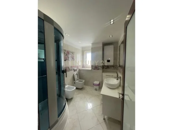 Tirane, jepet me qera apartament 2+1 Kati 4, 100 m² 900 € 