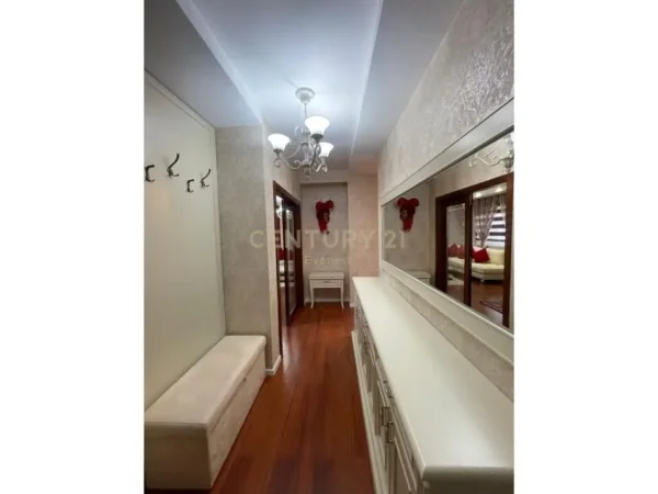 Tirane, jepet me qera apartament 2+1 Kati 4, 100 m² 900 € 