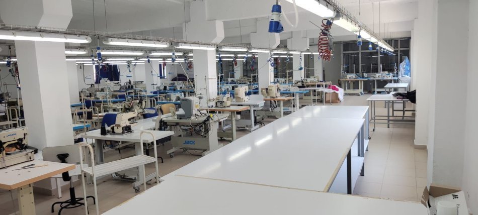 Tirane, jepet me qera magazine Kati 0, 965 m² 2.850 € (Kombinat)