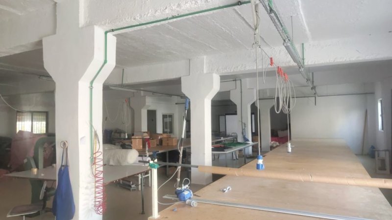 Tirane, jepet me qera magazine Kati 0, 965 m² 2.850 € (Kombinat)