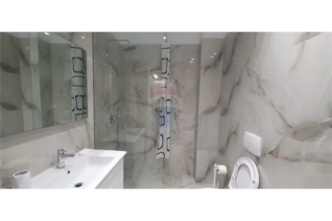 Tirane, jepet me qera apartament 1+1 Kati 6, 122 m² 650 € (Komuna e Parisit)