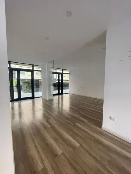 Tirane, jepet me qera ambjent biznesi Kati 0, 85 m² 1.700 € (Nobis, Bllok)