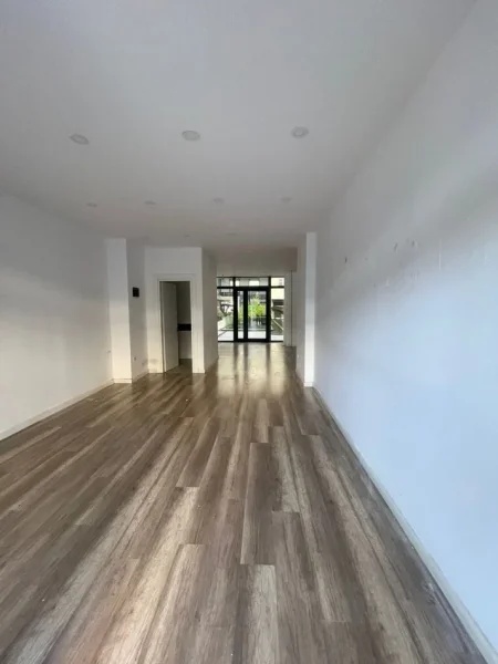 Tirane, jepet me qera ambjent biznesi Kati 0, 85 m² 1.700 € (Nobis, Bllok)