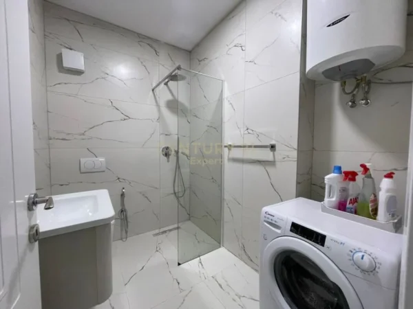 Tirane, jepet me qera apartament 1+1+Ballkon Kati 2, 70 m² 650 € 
