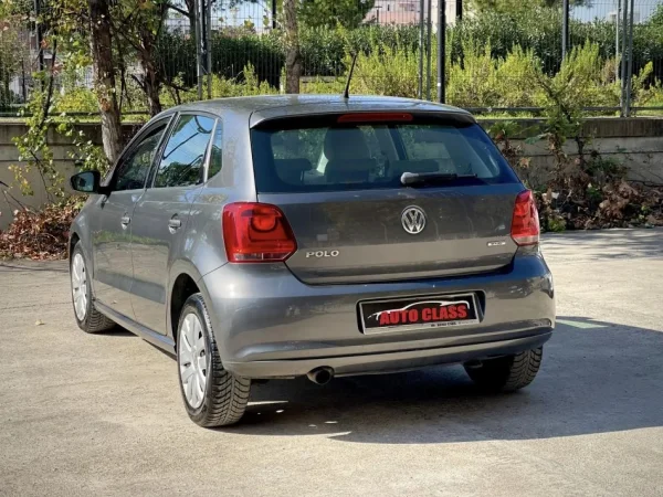 Tirane, shes makine VW POLO Benzin+Gaz, gri e erret manuale Klima 204.000 km 4900 €