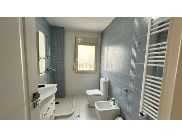 Tirane, jap me qera apartament 2+1 Kati 2, 140 m² 900 € 
