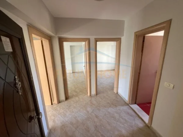 Durres, jepet me qera zyre Kati 2, 64 m² 500 € (qender te blue star)