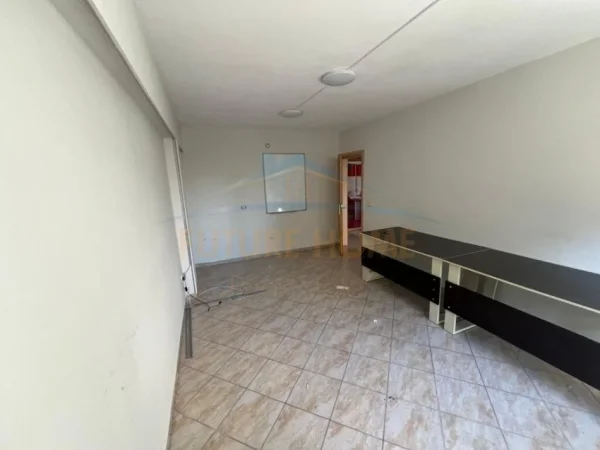 Durres, jepet me qera zyre Kati 2, 64 m² 500 € (qender te blue star)