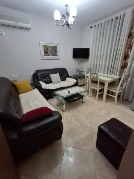 Tirane, jepet me qera apartament 1+1+Ballkon Kati 1, 55 m² 400 € (rruga e dibres)
